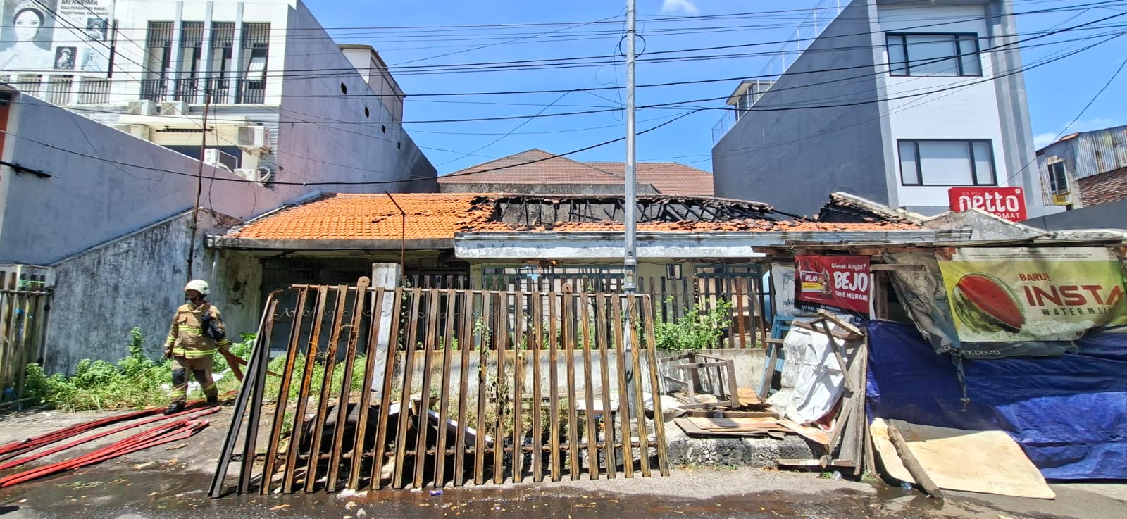 PEMADAMAN: Patugas DPKP Surabaya saat memadamkan api yang membakar rumah kosong di Jalan Darmo Baru Barat, Surabaya. (MAHRUS/RADAR SURABAYA)