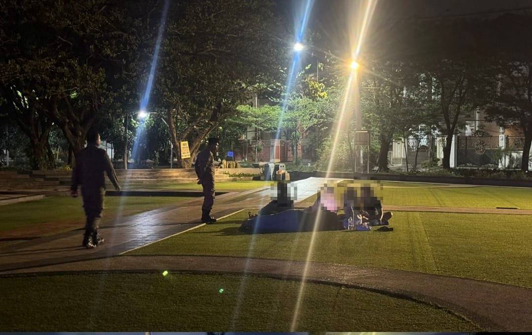 Petugas Satpol PP mendatangi remaja yang nongkrong di salah satu taman di Surabaya. (IST)