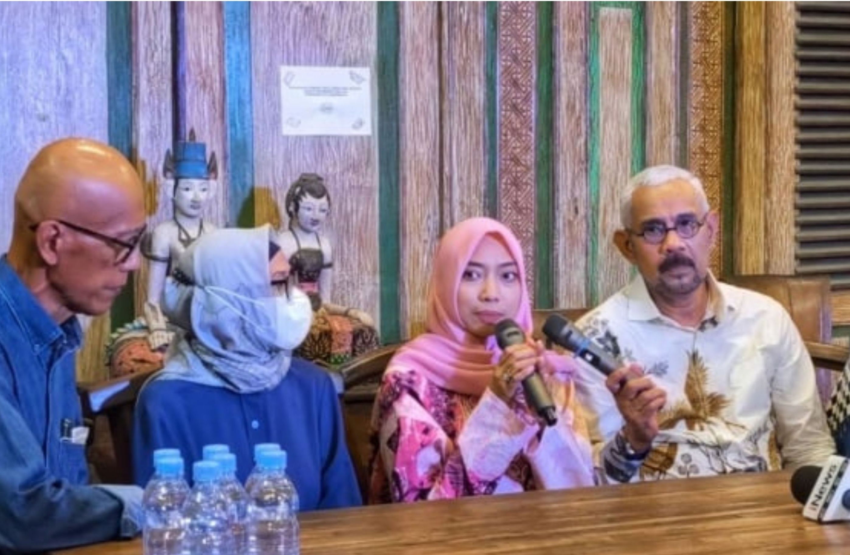 TUNTUT KEADILAN: Istri Arya Daru Pangayunan, Meta Ayu Puspitantri dalam konferensi pers pertamanya di Yogyakarta, Sabtu (27/9)