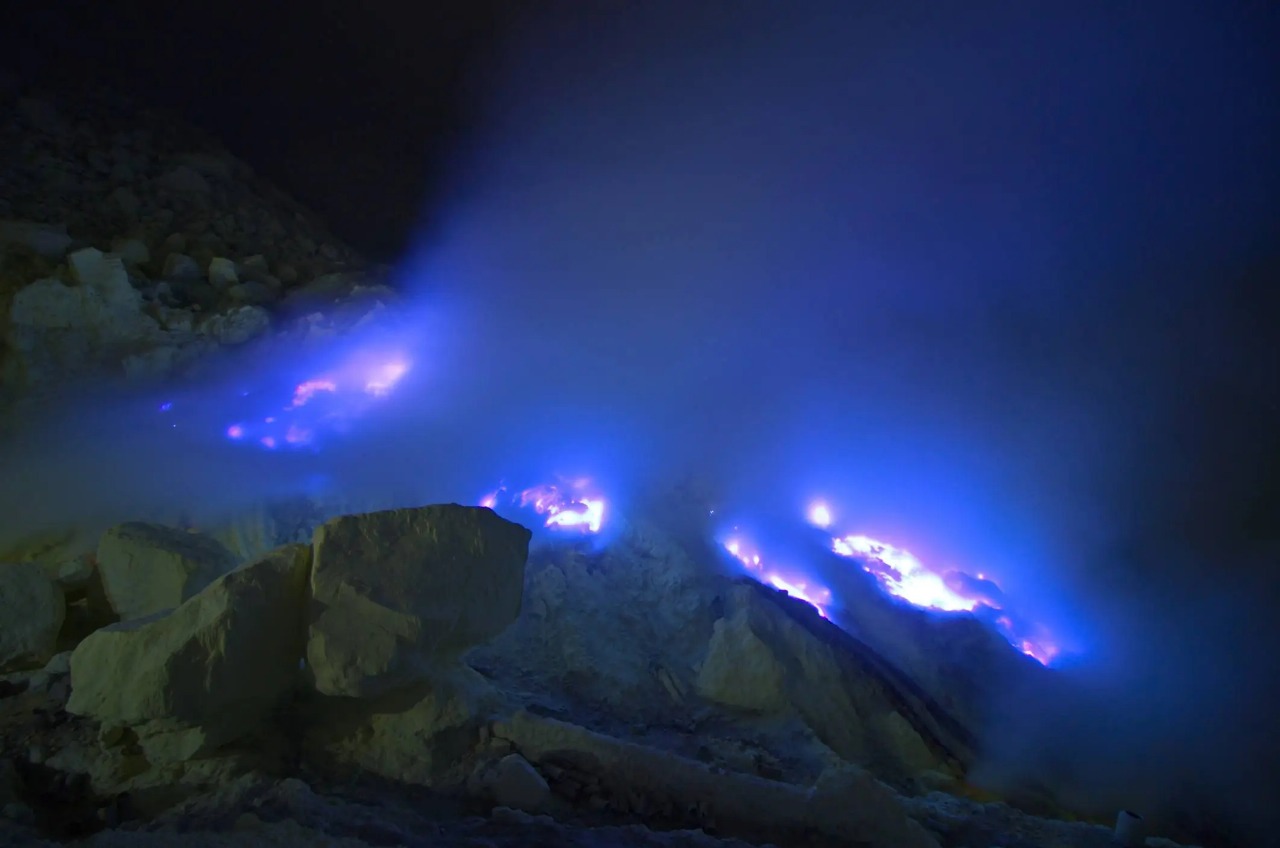 Api biru di Kawah Ijen, Banyuwangi, fenomena langka akibat pembakaran gas belerang yang hanya bisa terlihat jelas pada malam hari.