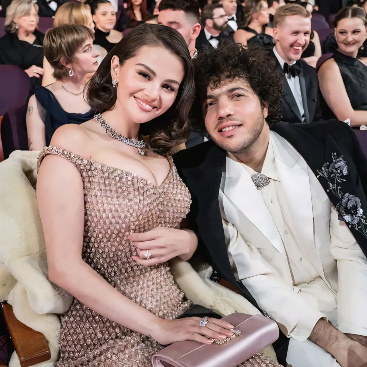 Selena Gomez dan Benny Blanco resmi menikah dalam upacara intim, tampil elegan dengan busana klasik nan anggun.