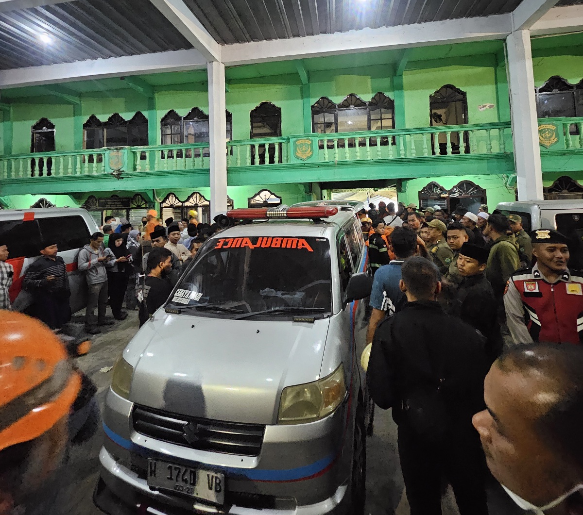 Puluhan monil Ambulan disiapkan untuk mengevakuasi para korban.