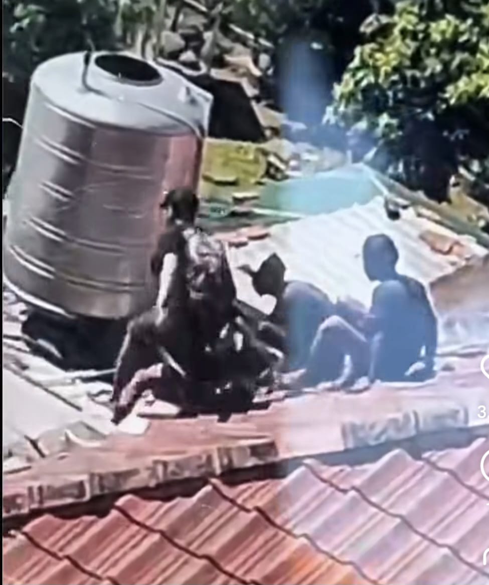 DITANGKAP: Empat pemuda ditangkap memasuki rumah warga di Dharmahusada Utara, Surabaya. (IST/RADAR SURABAYA)