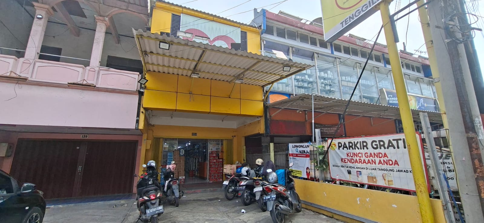 LOKASI:  Kondisi toko yang dibobol maling di Jalan Raya Tenggilis, Surabaya. Polisi masih menjadi pelaku yang membobol uang Rp 12 juta di toko tersebut.(M MAHRUS/RADAR SURABAYA)