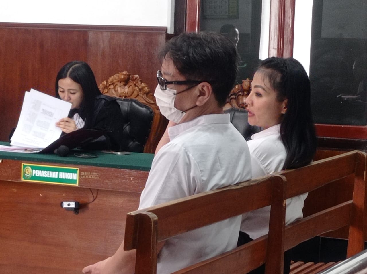 PUTUSAN: Jan Hwa Diana dan suami saat menjalani sidang vonis di PN Surabaya. Ia divonis enam bulan penjara.(SURYANTO/RADAR SURABAYA)