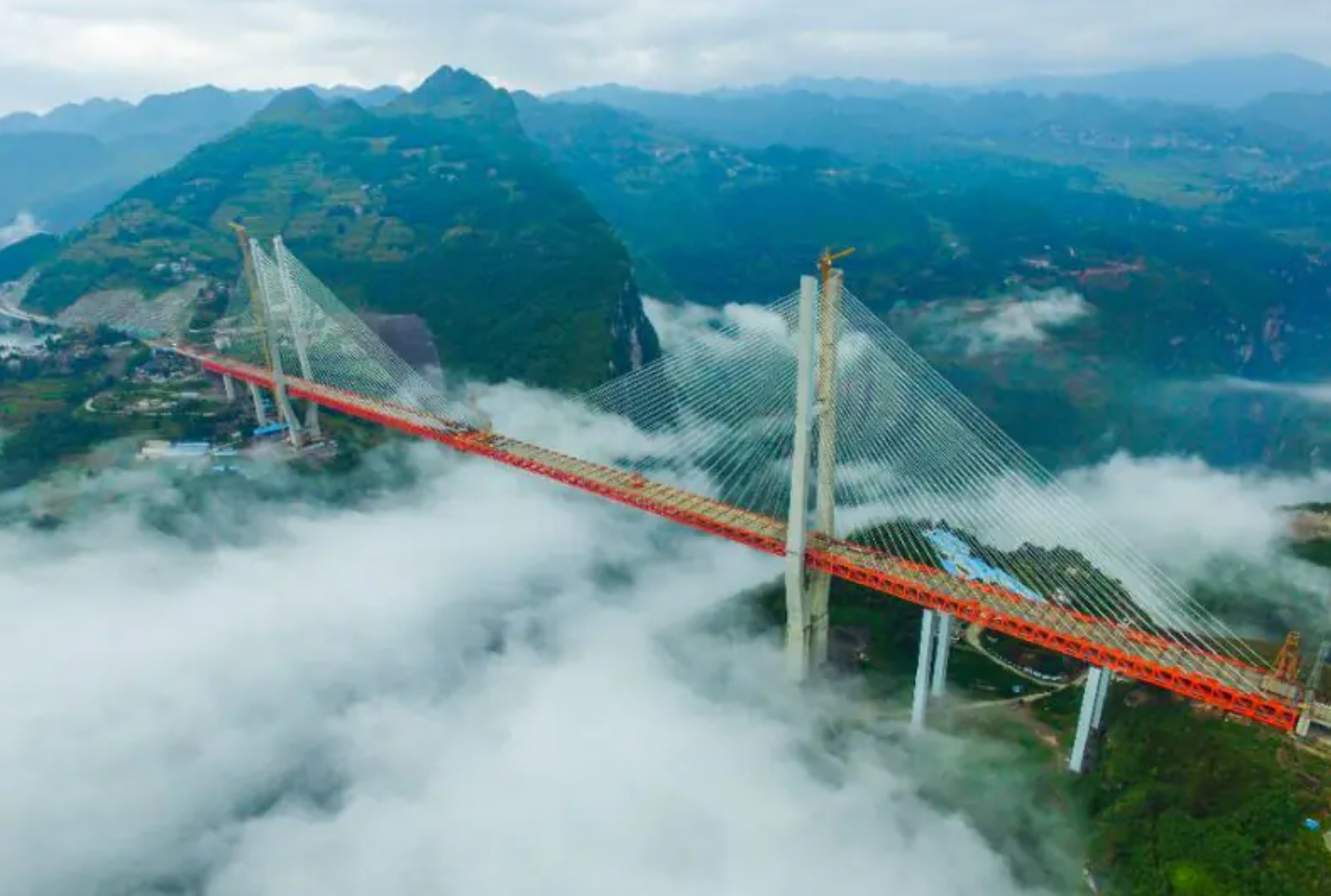 REKOR BARU: Huajiang Grand Canyon Bridge di China menjadi jembatan tertinggi di dunia dengan ketinggian 625 meter.