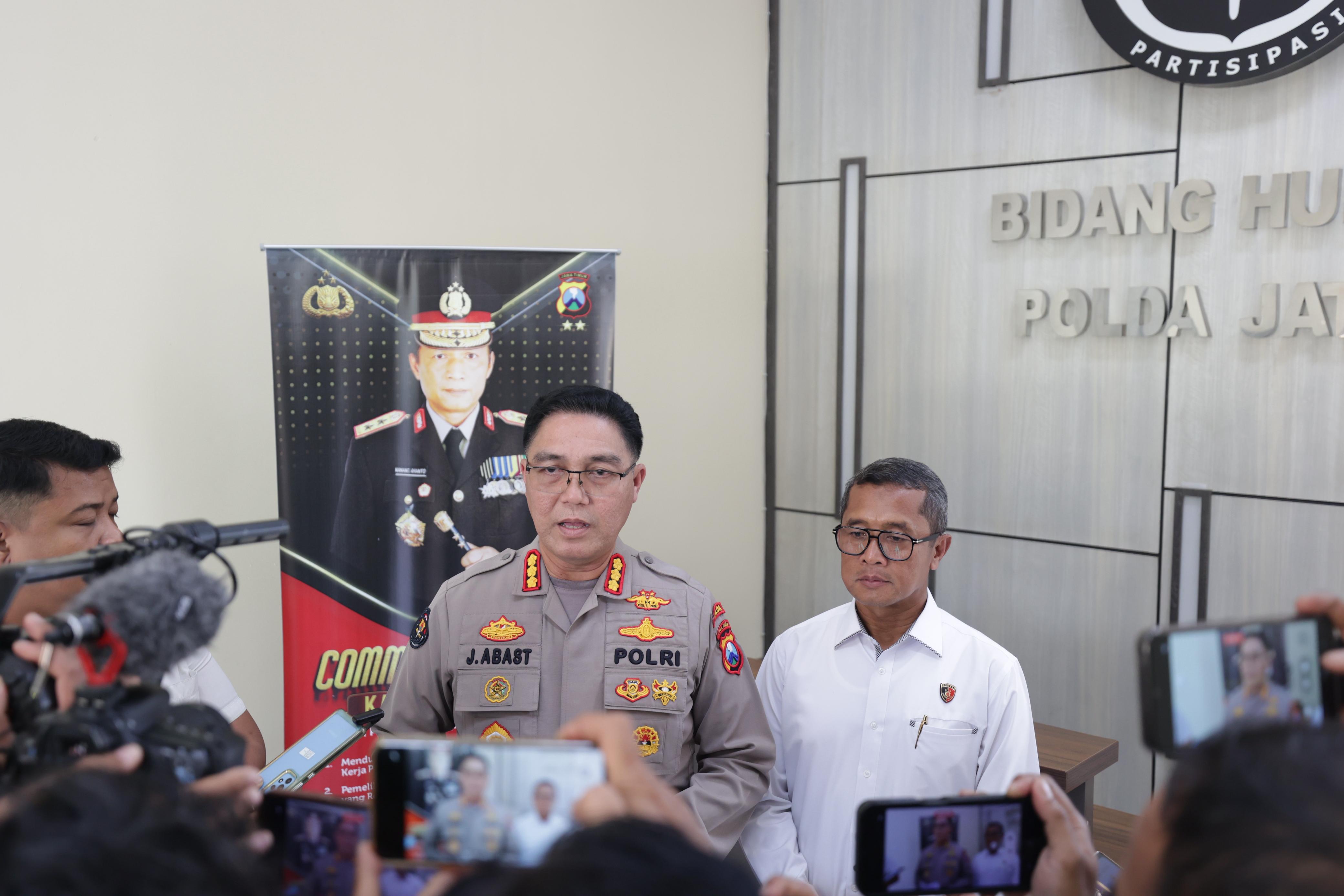 PENJELASAN: Kabid Humas Polda Jatim Kombes Pol Jules Abraham Abast membenarkan menangkap aktivis asal Jogja terkait kerusuhan di Kediri Kota. (MAHRUS/RADAR SURABAYA)