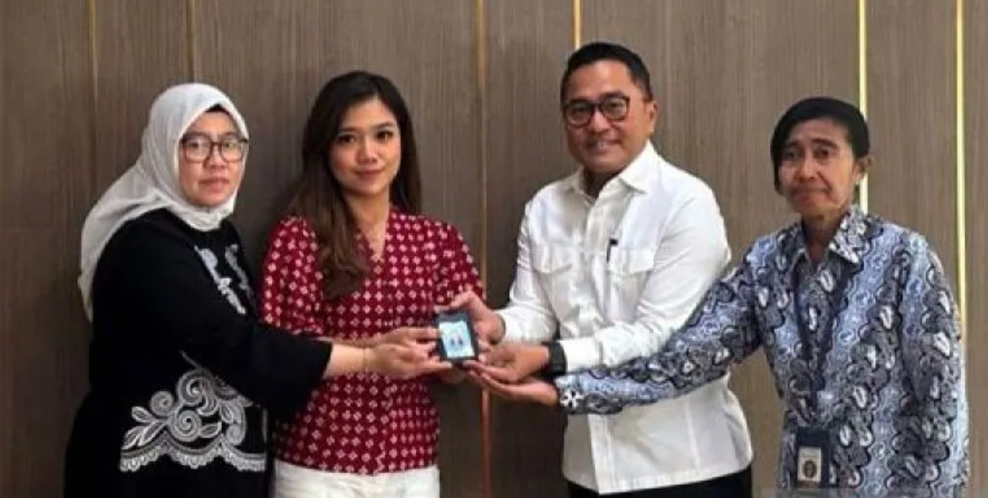 Wartawan CNN Indonesia Diana Valencia (tengah) menerima kembali ID liputan Istana usai pertemuan dengan Biro Pers Sekretariat Presiden di Kompleks Istana Kepresidenan Jakarta, Selasa (29/9).