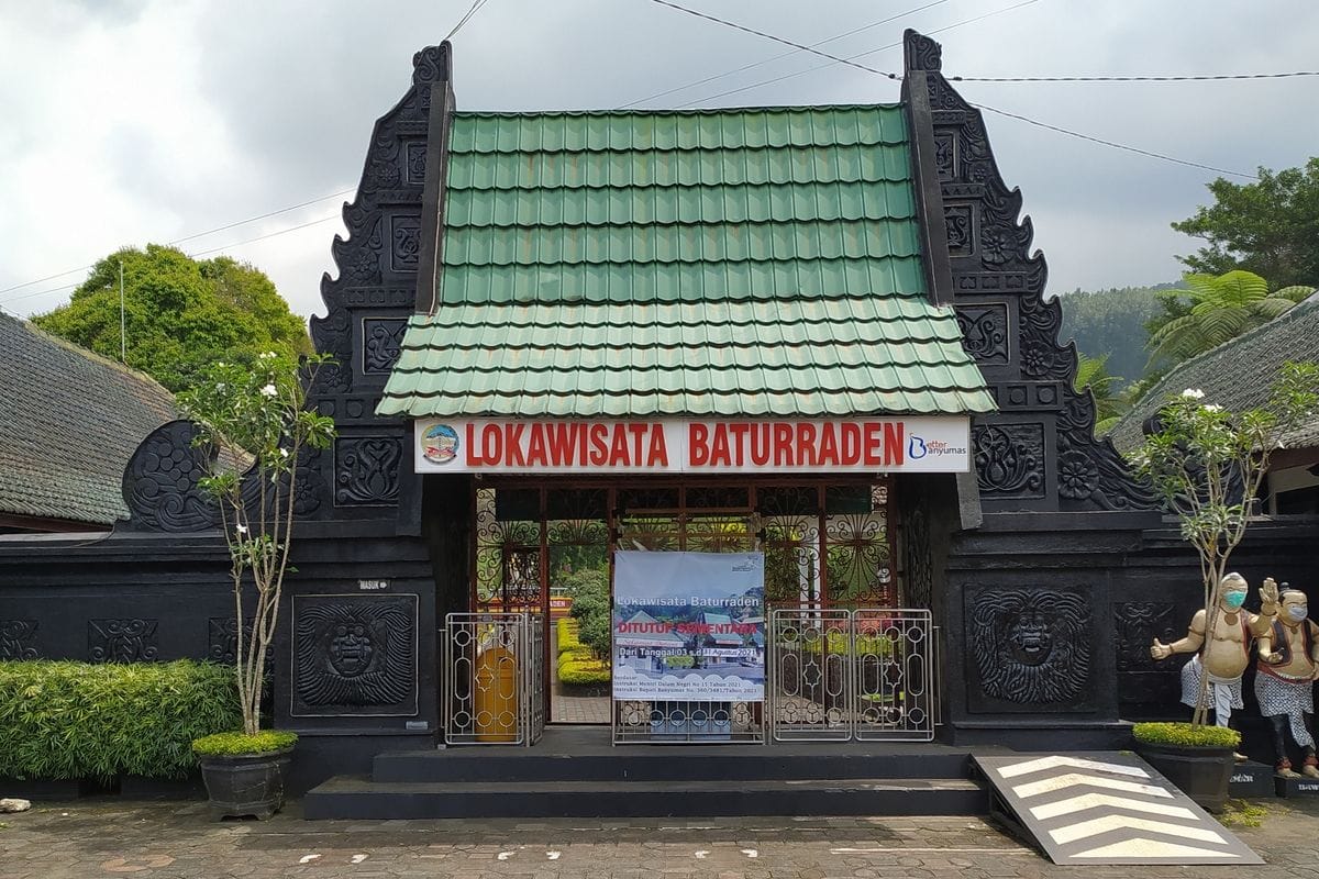 Pintu masuk area wisata Baturraden.