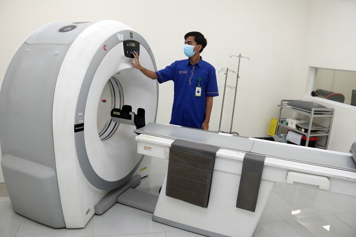 MODERN: Staf RS Darmo mempersiapkan alat medis untuk pemeriksaan terhadap pasien, di Poli Radiologi rumah sakit setempat, Senin (29/9).