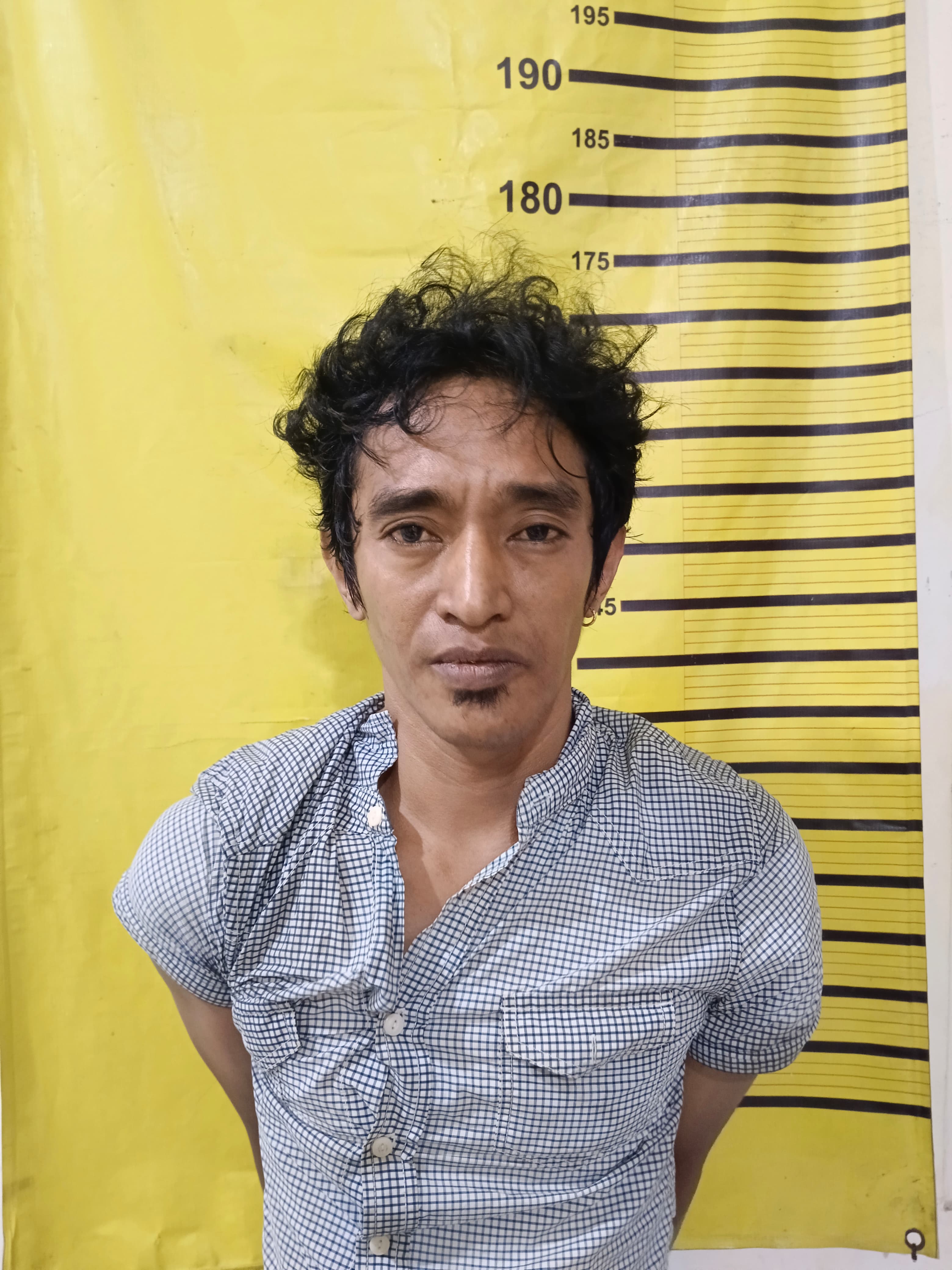 DITANGKAP: Tersangka M Riduan diamankan Polsek Tambaksari usai mencuri sepeda motor di Jalan Rangkah, Surabaya. (IST/RADAR SURABAYA)