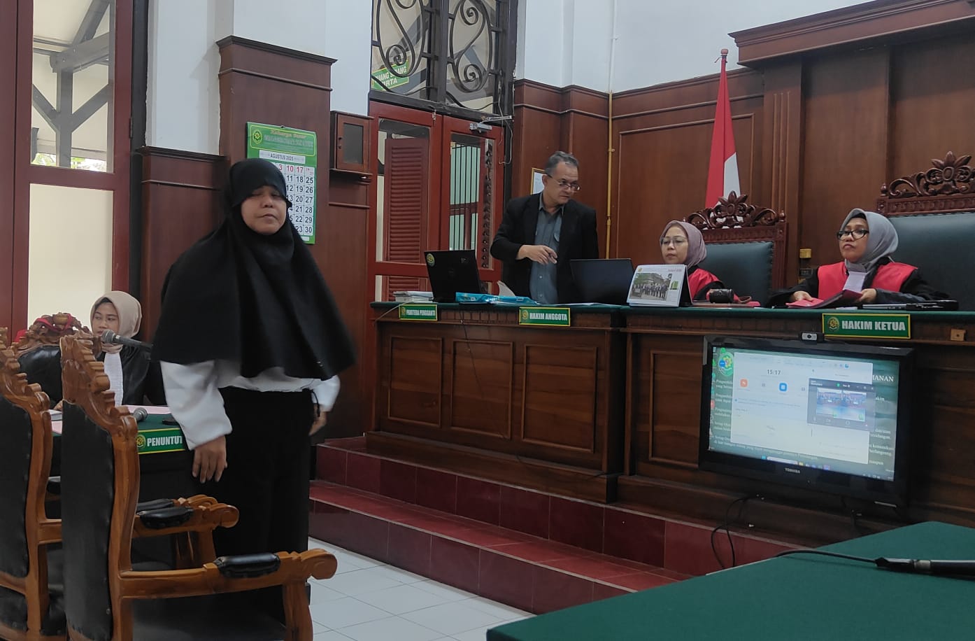 MEMPERTIMBANGKAN: Terdakwa usai divonis dua tahun penjara di PN Surabaya karena menganiaya dokter menggunakan gragal.(SURYANTO/RADAR SURABAYA)