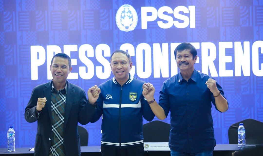 Wakil Ketua PSSI Zainuddin Amali bersama Sekjen PSSI Yunus Nusri (kiri) dan Indra Sjafri.