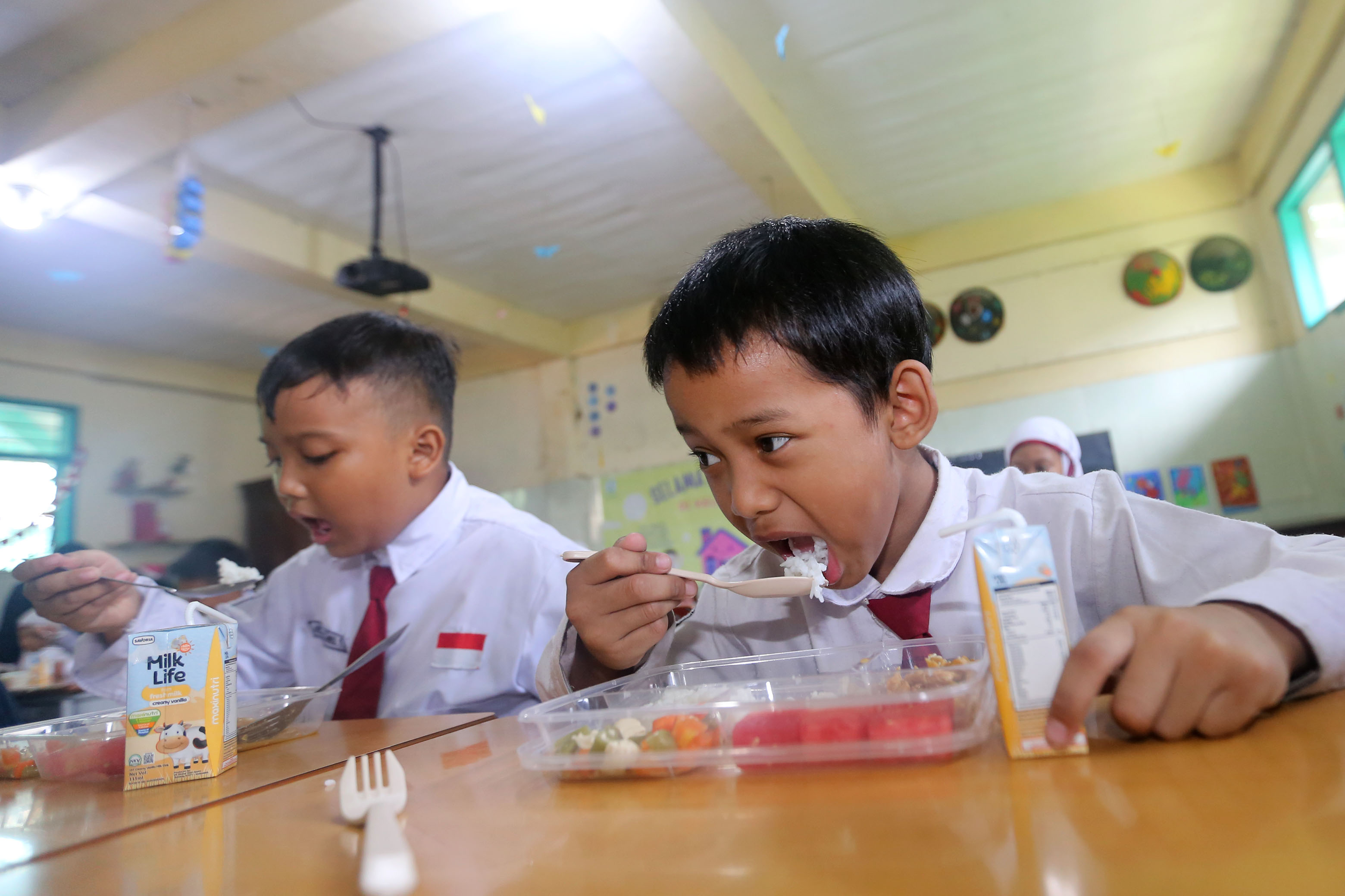Program makan bergisi gratis terus dievaluasi dan diperbaiki di Surabaya. (IST)