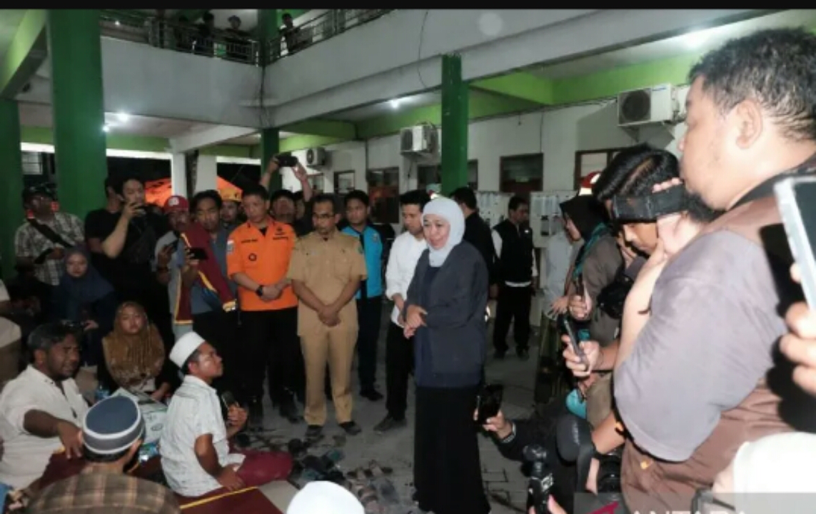 Gubernur Jatim Khofifah Indar Parawansa mendatangi Ponpes Al Khoziny Sidoarjo seusai tragedi ambruknya musala di lingkungan ponpes. (IST)