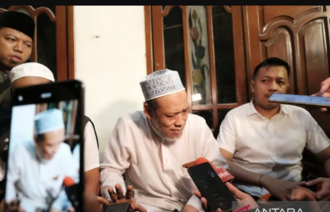 Gus Salam Mujib memberikan keterangan terkait musala di Ponpes Al Khoziny yang ambruk. (IST)