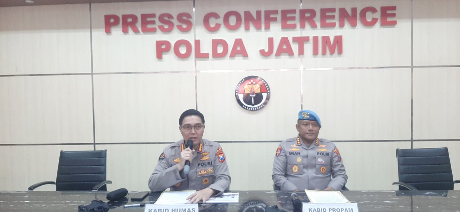 SESUAI PROSEDUR: Kabid Propam Polda Jatim Kombes Pol Iman Setiawan (kiri) menyampaikan terkait penangkapan aktivis asal Jogja sudah sesuai SOP.(MAHRUS/RADAR SURABAYA)