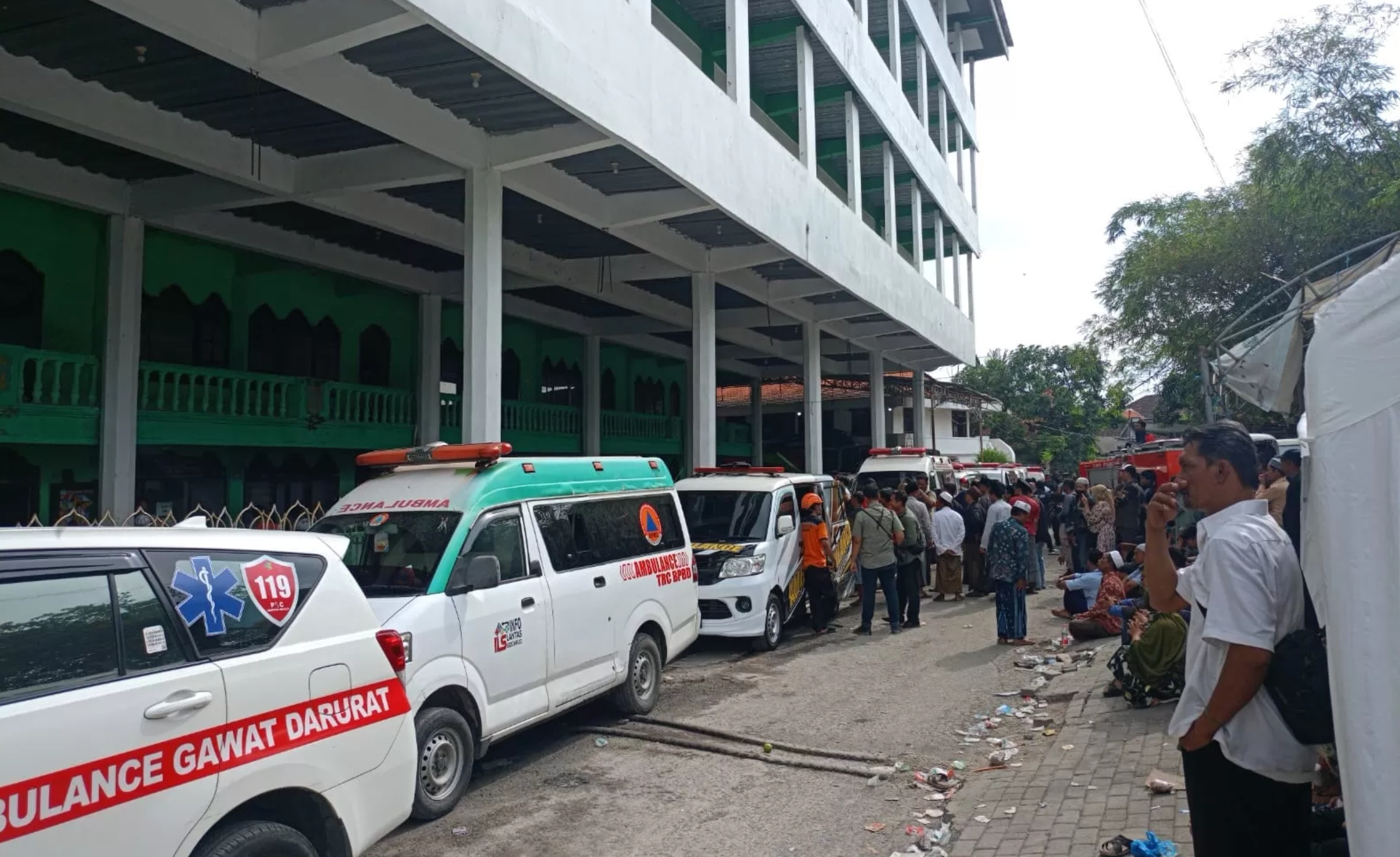 EVAKUASI MASIH BERLANGSUNG: Puluhan ambulans yang siaga untuk evakuaasi korban di Ponpes Al Khoziny, Buduran, Selasa (30/9).