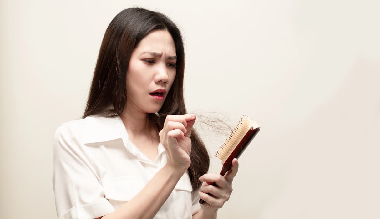 Tips alami sehat cegah rambut rontok, mudah diterapkan sehari-hari.