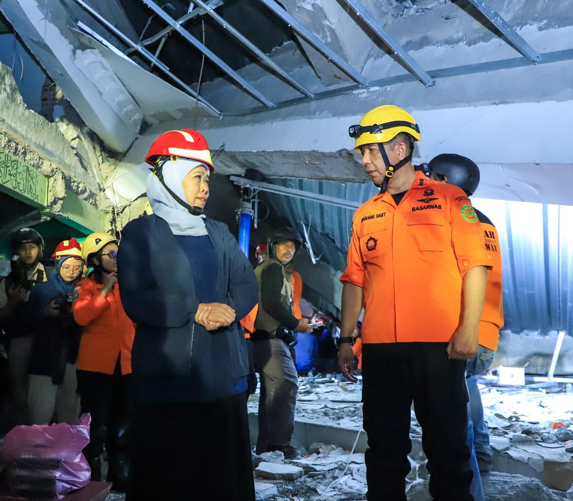 Gubernur Jatim Khofifah Indar Parawansa meninjau lokasi ambruknya musala di Ponpes Al Khoziny Buduran Sidoarjo. (IST)