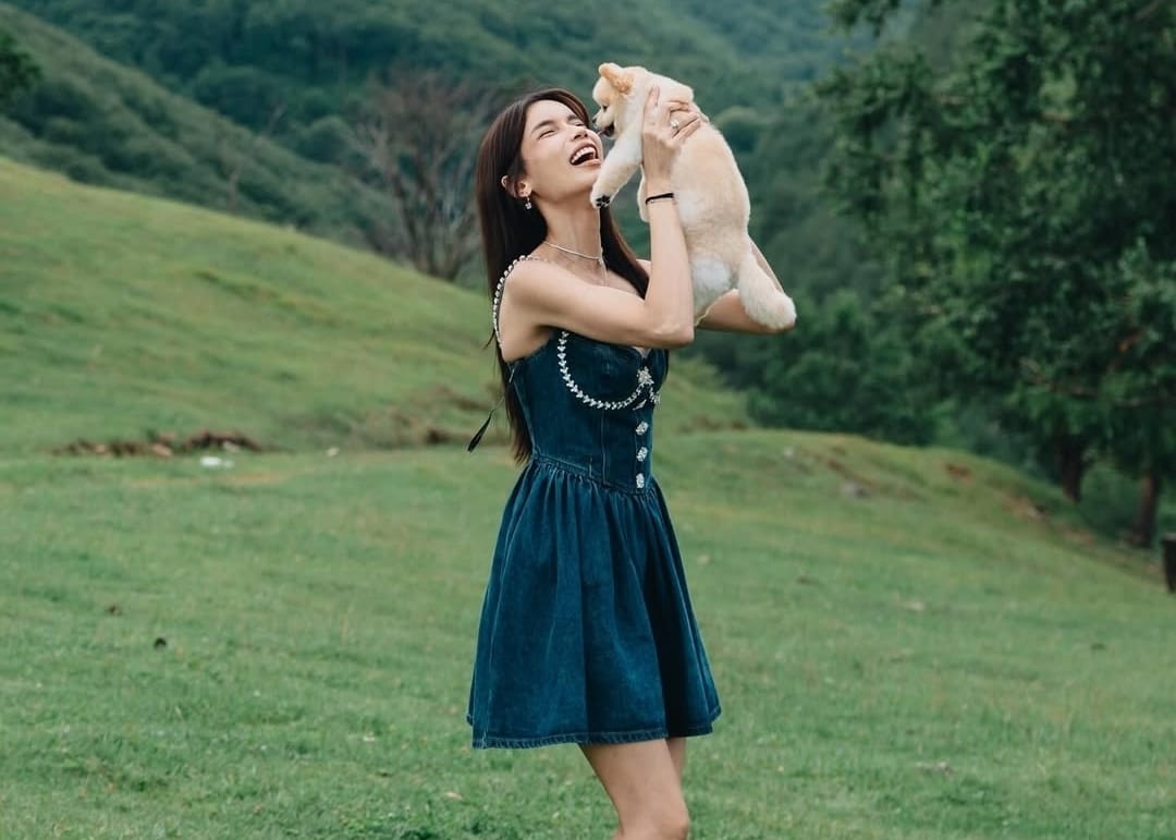 Senyum bahagia Sabrina Chairunnisa terpancar saat bersama Chanel, anjing kesayangan yang jadi sumber kebahagiaannya.