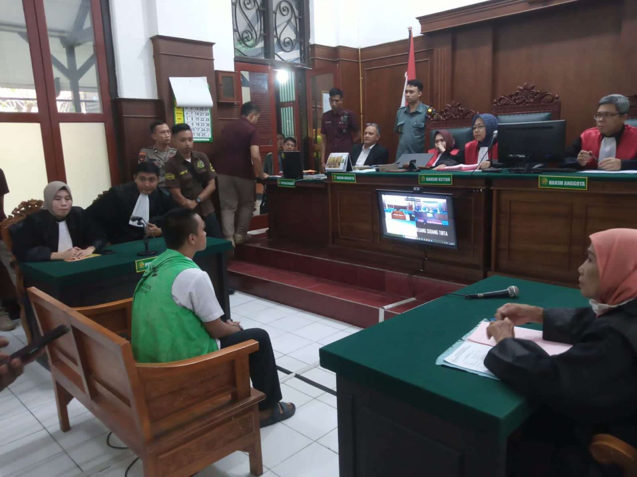 SIDANG: Abner saat menjalani sidang di PN Surabaya. Ia menganiaya ayah kandungnya hingga meninggal.(SURYANTO/RADAR SURABAYA)