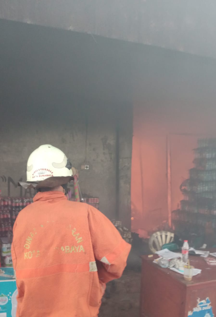 MENYALA: Petugas DPKP Surabaya memadamkan api di Gudang Logistik di Pakal, Surabaya. (IST/RADAR SURABAYA)