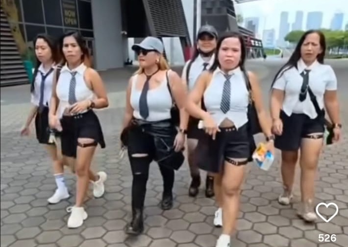 Segerombolan TKW Singapura asal Indonesia mengenakan busana yang mencuri perhatian dan mengundang komentar netizen.