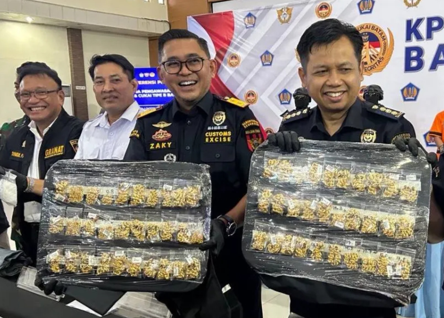 Barang bukti emas selundupan seberat 2,5 Kg dari Malaysia yang rencananya akan dijual di Jawa Timur berhasil digagalkan Bea Cukai Batam.