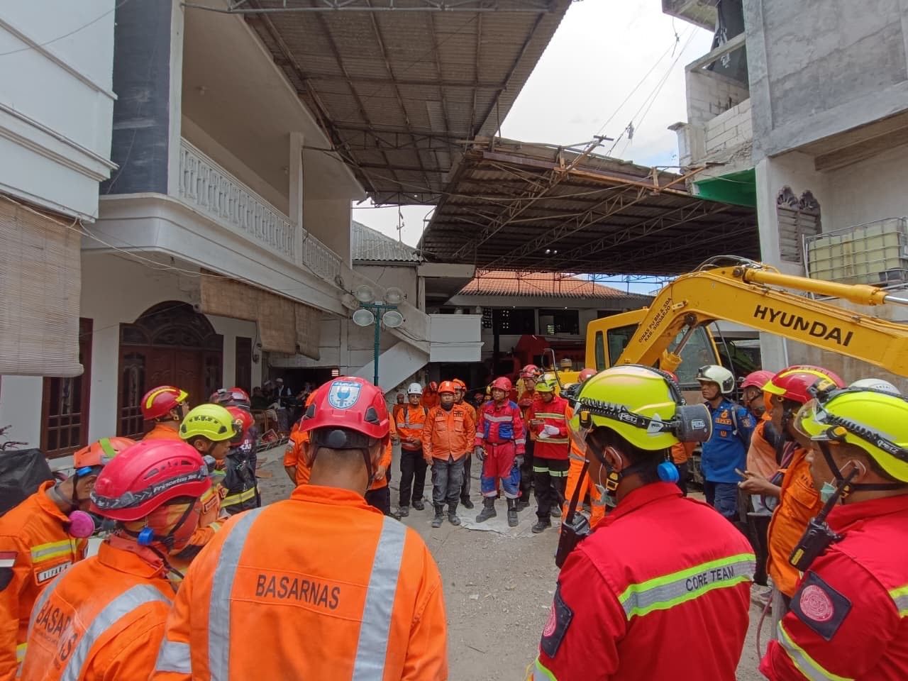 Tim BPBD Surabaya dikerahkan ke Sidoarjo untuk membantu evakuasi santri yang terjebak reruntuhan bangunan Musala Al Khoziny Buduran. (IST)