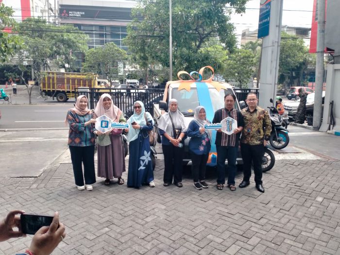 BERUNTUNG: Para pemenang hadiah sepeda motor foto bersama usai menerima hadiah secara simbolis.