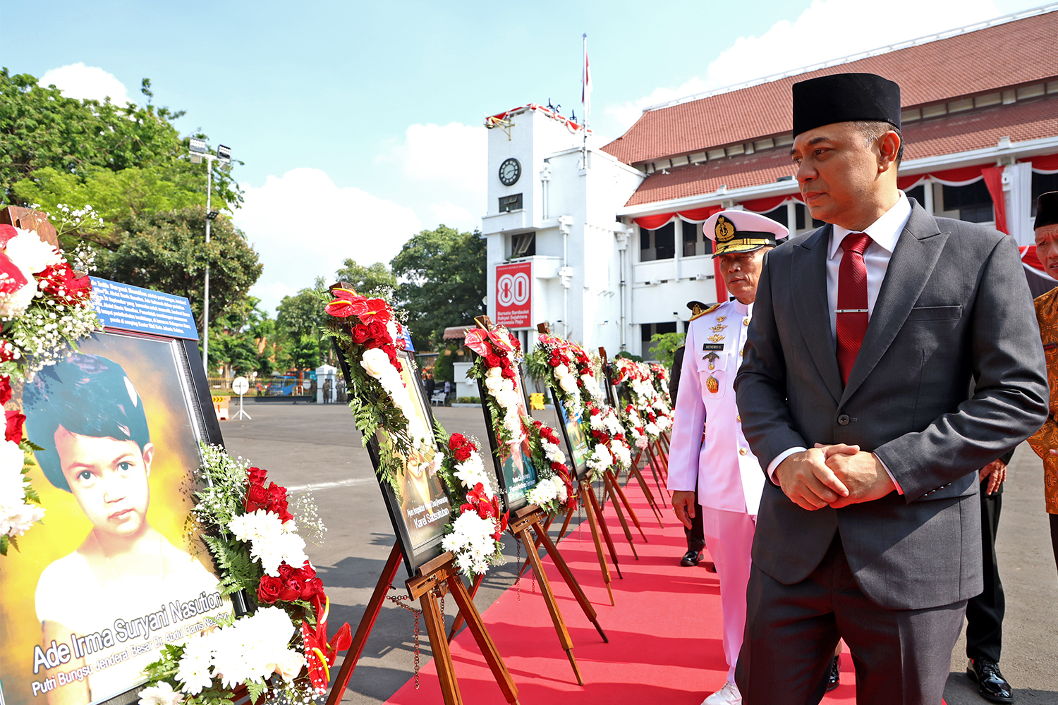 Wali Kota Surabaya Eri Cahyadi memperhatikan foto Ade Irma Suryani, salah satu korban peristiwa G30S PKI. (IST)
