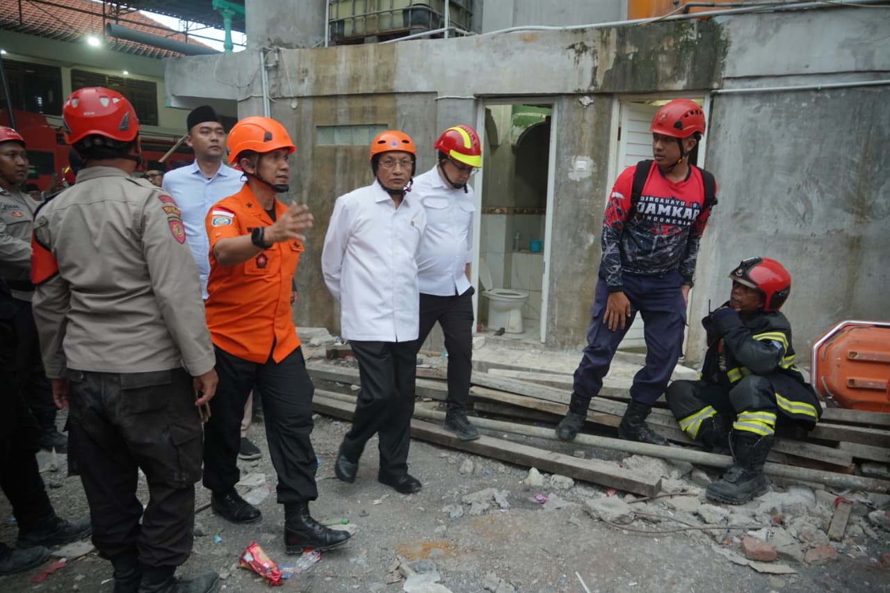 Menag Nasaruddin Umar saat meninjau bangunan Ponpes Al Khoziny, Sidoarjo. (IST)