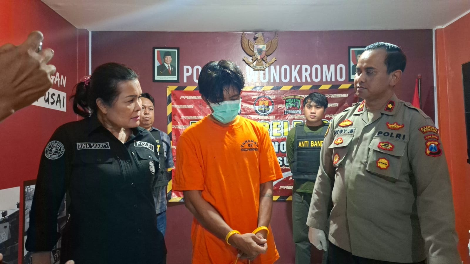 Tersangka Abu diamankan di Polsek Wonokromo Surabaya. (MAHRUS/RADAR SURABAYA)