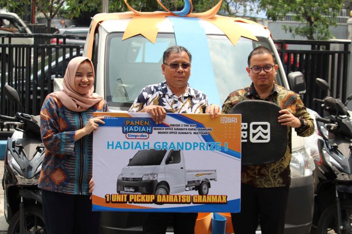 DISERAHKAN: Erix Nurhariyanto, Head Office BRI BO Surabaya Kapas Krampung (kanan) meyerahkan hadiah utama sebuah mobil Pick Up kepada Ratno Chudori didampingi Siti Kipdiyah (kiri), Rabu (24/9).