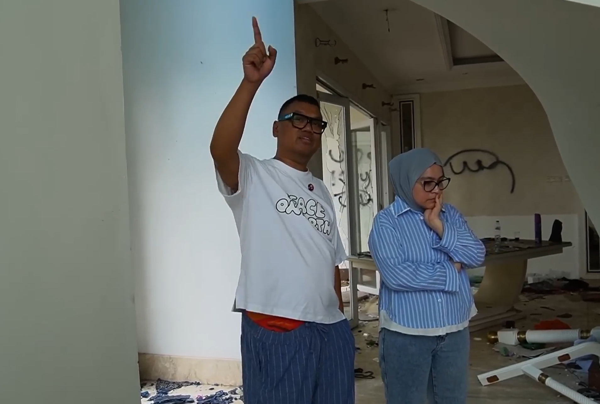 Uya Kuya bersama istrinya dalam konten Youtube saat pertama kali mendatangi rumahnya usai dijarah beberapa waktu lalu.