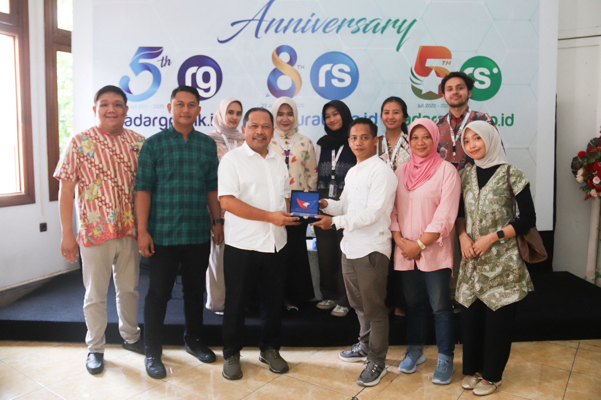 SINERGIS: Direktur Radar Surabaya Lilik Widyantoro (tiga dari kiri) menerima cenderamata dari perwakilan DPW Partai Perindo Jatim saat kunjungan ke kantor Radar Surabaya. (ANDY SATRIA/RADAR SURABAYA)