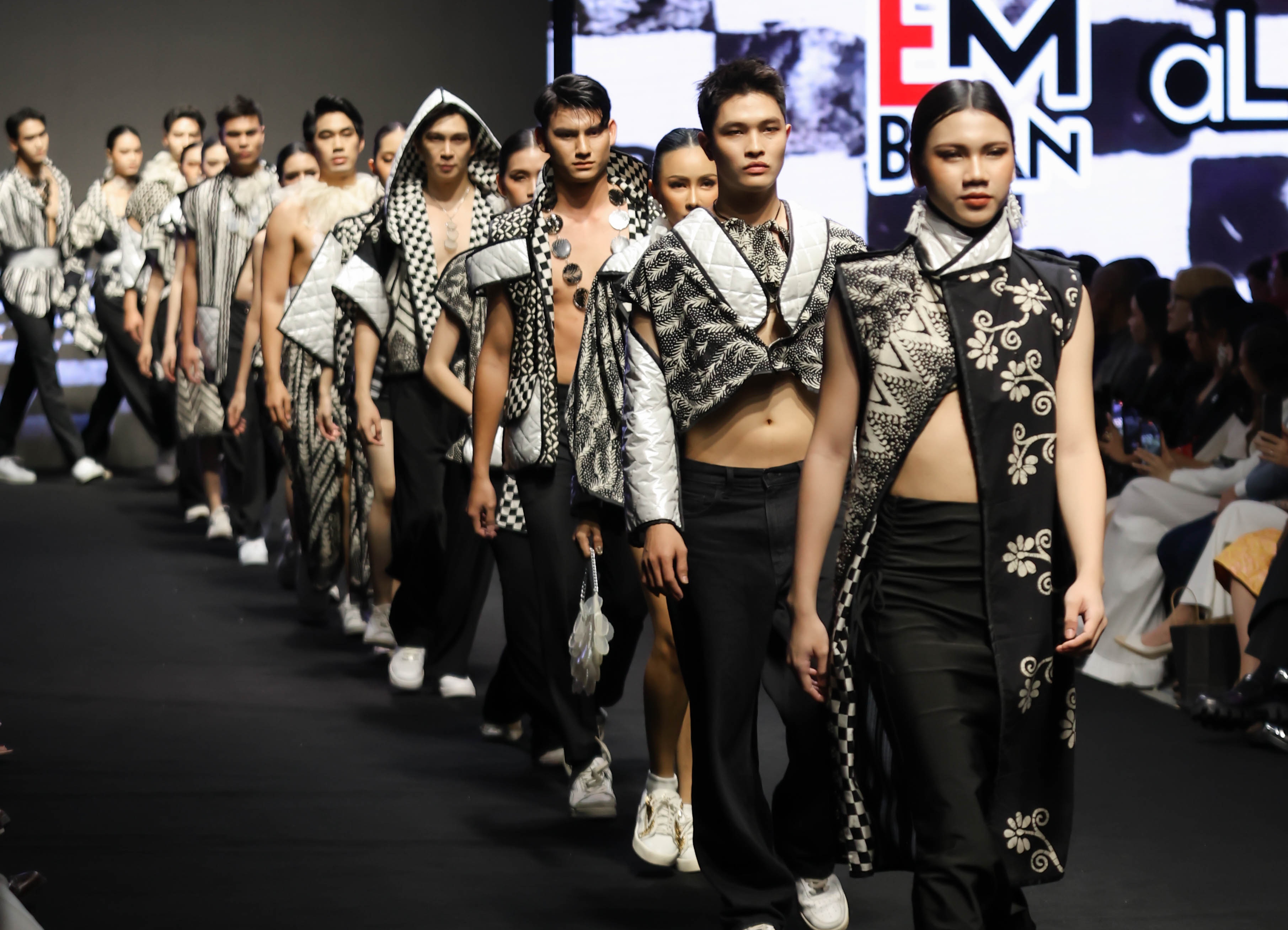 Batik tak hanya dikenal sebagai wastra nusantara yang bersifat tradisional, namun sudah menyatu dengan gaya hidup modern.