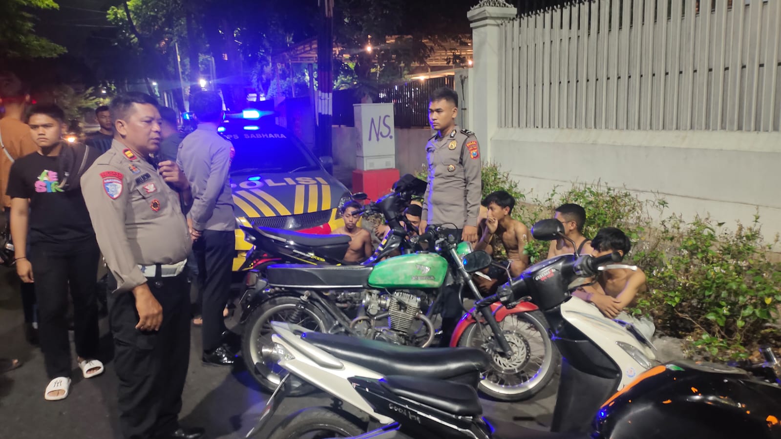 DIAMANKAN: Pemuda dan sepeda motornya diamankan di Jalan Diponegoro, Surabaya, Diduga hendak balap liar.(IST/RADAR SURABAYA)