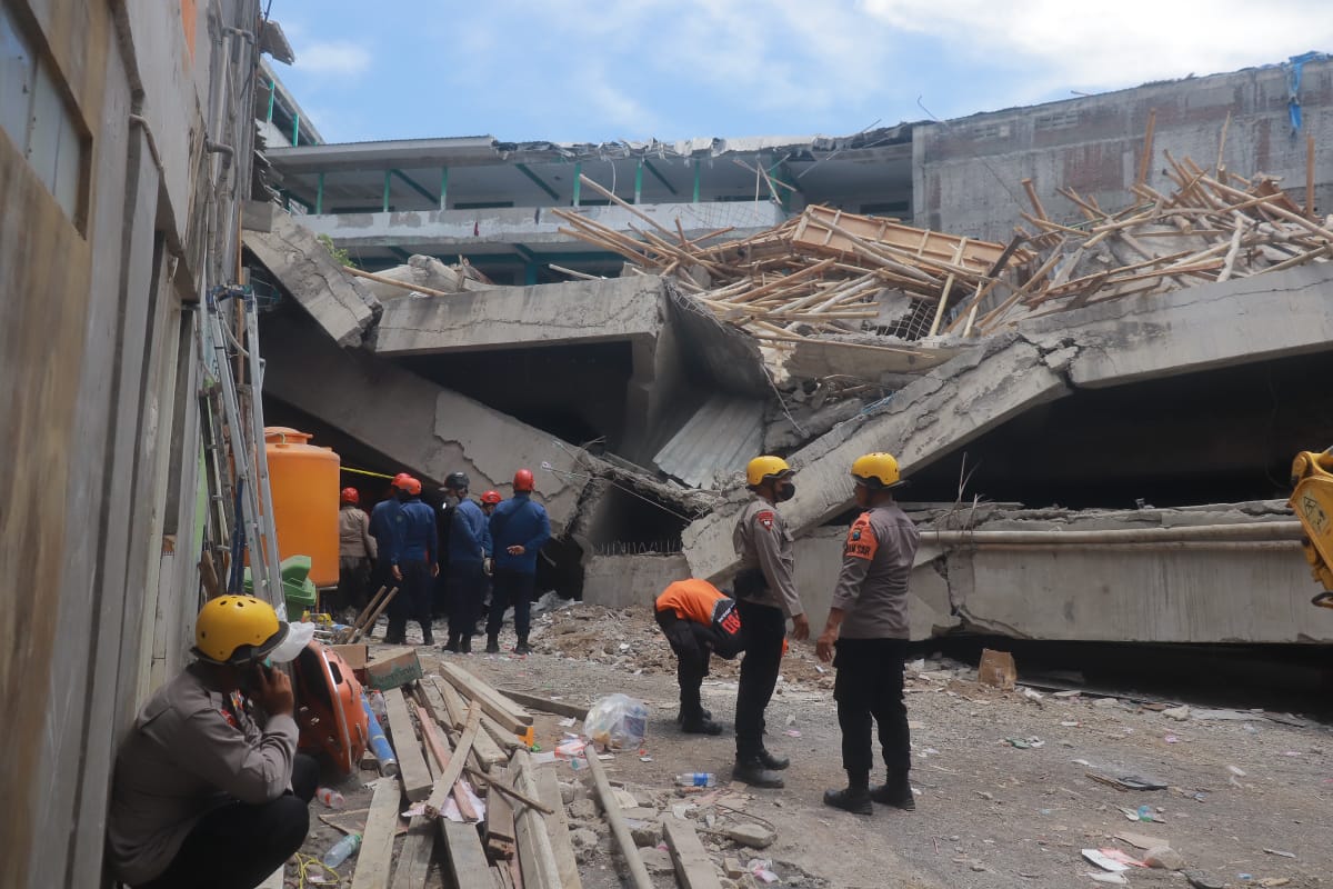 PANCAKE COLLAPSE: Struktur bangunan penopang beban vertikal tidak mampu menahan tekanan yang mengakibatkan ambruknya musala Ponpes Al Khoziny Sidoarjo.