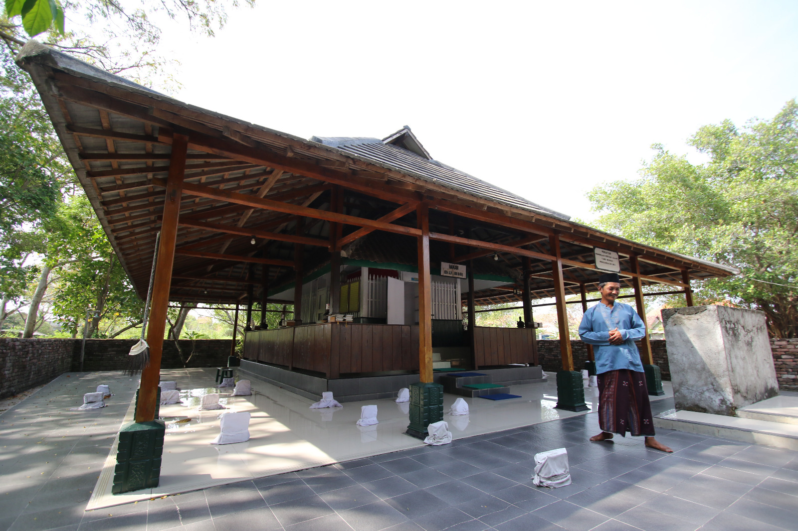Makam Mbah Alun yang ramai dikunjungi setiap Jumat Kliwon.