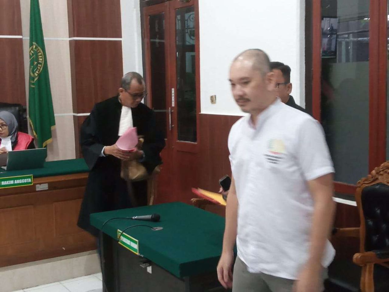 SIDANG: Putra pemilik Liek Motor saat sidang di PN Surabaya. Ia disidang karena kasus perusakan pintu di kantor sebuah bank BUMN di Surabaya. (SURYANTO/RADAR SURABAYA)