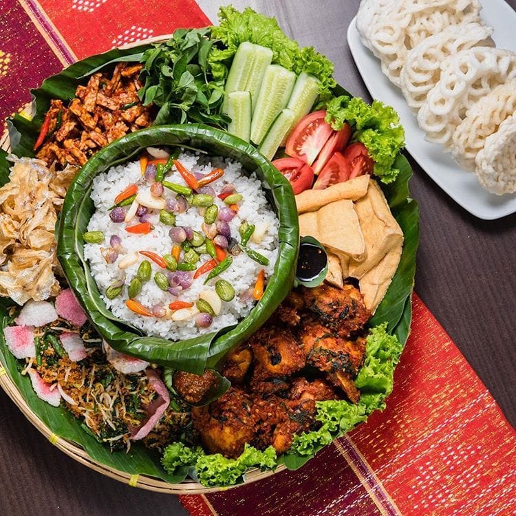 Seporsi nasi liwet lengkap dengan ayam suwir, sayur labu siam, dan areh santan. Hidangan khas Jawa ini ternyata menyimpan sejarah panjang sejak era Mataram.