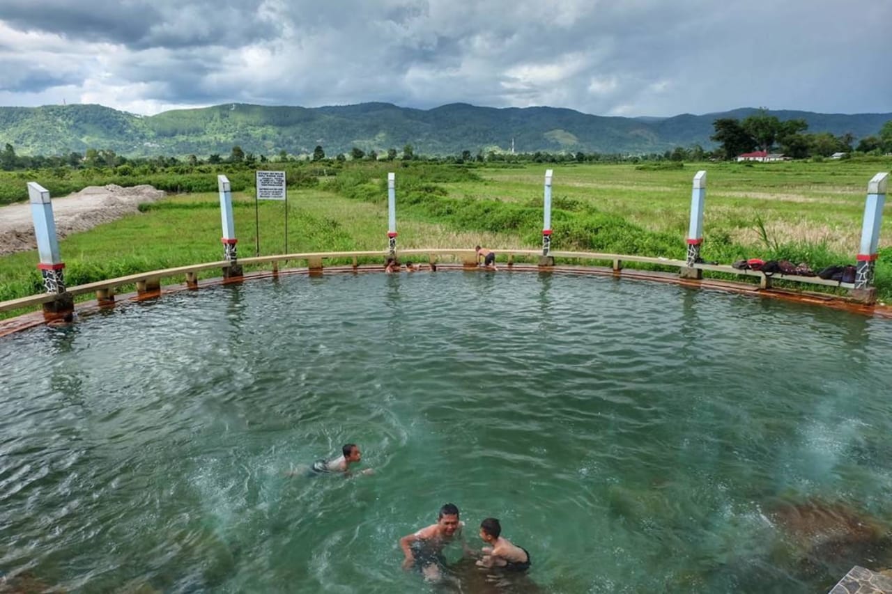 Sejumlah warga menikmati sensasi berendam di Pemandian Air Soda Tarutung, Tapanuli Utara, Sumatera Utara.