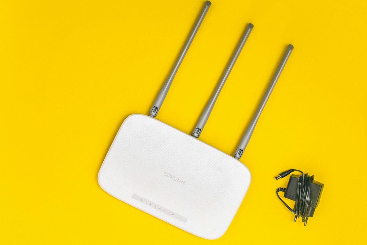 Router di belakang TV bisa melemahkan sinyal WiFi.