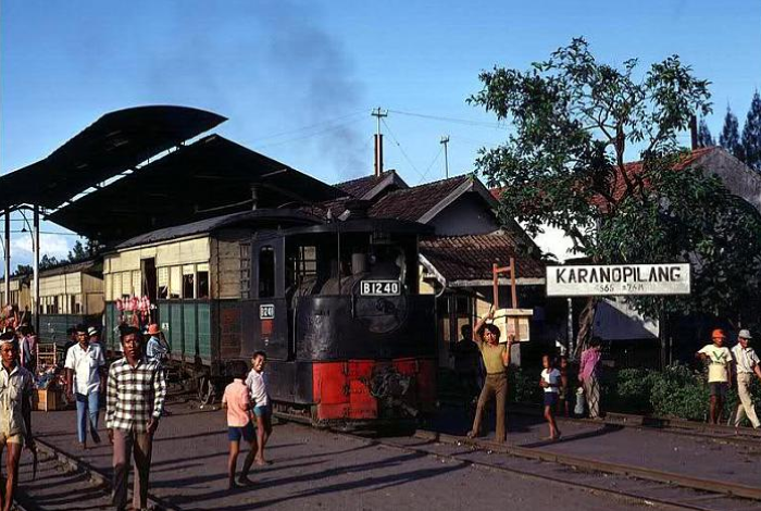 BERANGKAT: Stasiun Karangpilang Surabaya dipenuhi sejumlah penumpang trem yang ingin bepergian menggunakan kereta uap.