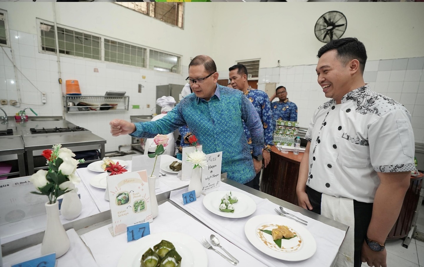 Kepala Dinas Pendidikan Provinsi Jawa Timur Aries Agung Paewai meninjau ruang praktik tata boga SMKN 6 Surabaya. (IST)