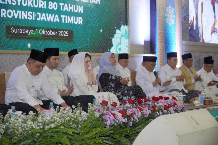 KHUSYUK: Doa serta khotmil Alquran bersama 4.000 hafizh-hafizhah se-Jawa Timur digelar khidmat di Islamic Center, Surabaya, Rabu (1/10) malam untuk mengawali kegiatan HUT ke-80 Provinsi Jatim.