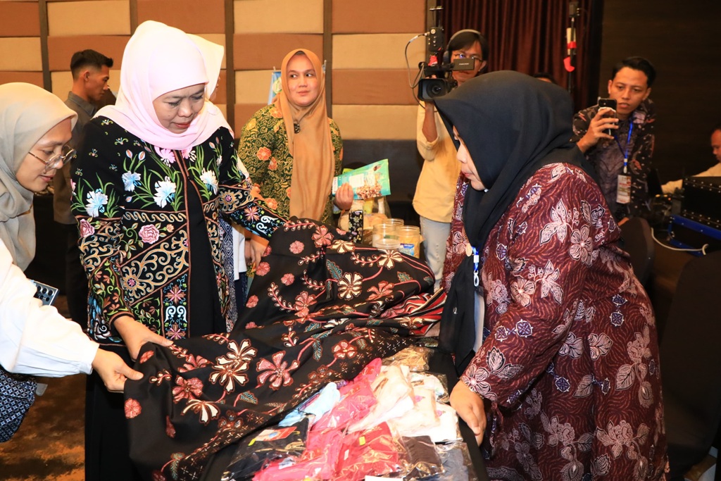 Gubernur Jawa Timur Khofifah Indar Parawansa menunjukkan batik khas Jawa Timur. (IST)