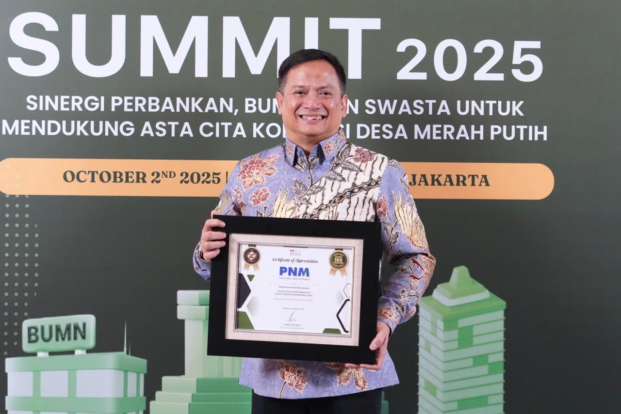 Direktur Utama PNM Arief Mulyadi menerima penghargaan dari lembaga riset terkemuka The Asian Post.
